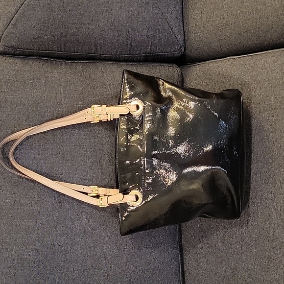 Michael Kors Black Patent Bucket Shoulder Bag - Picture 3 of 7